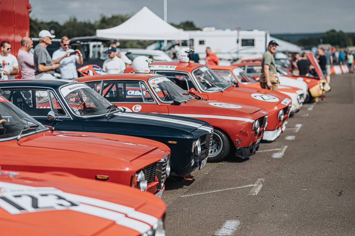 Startaufstellung mit historischen Alfa Romeo