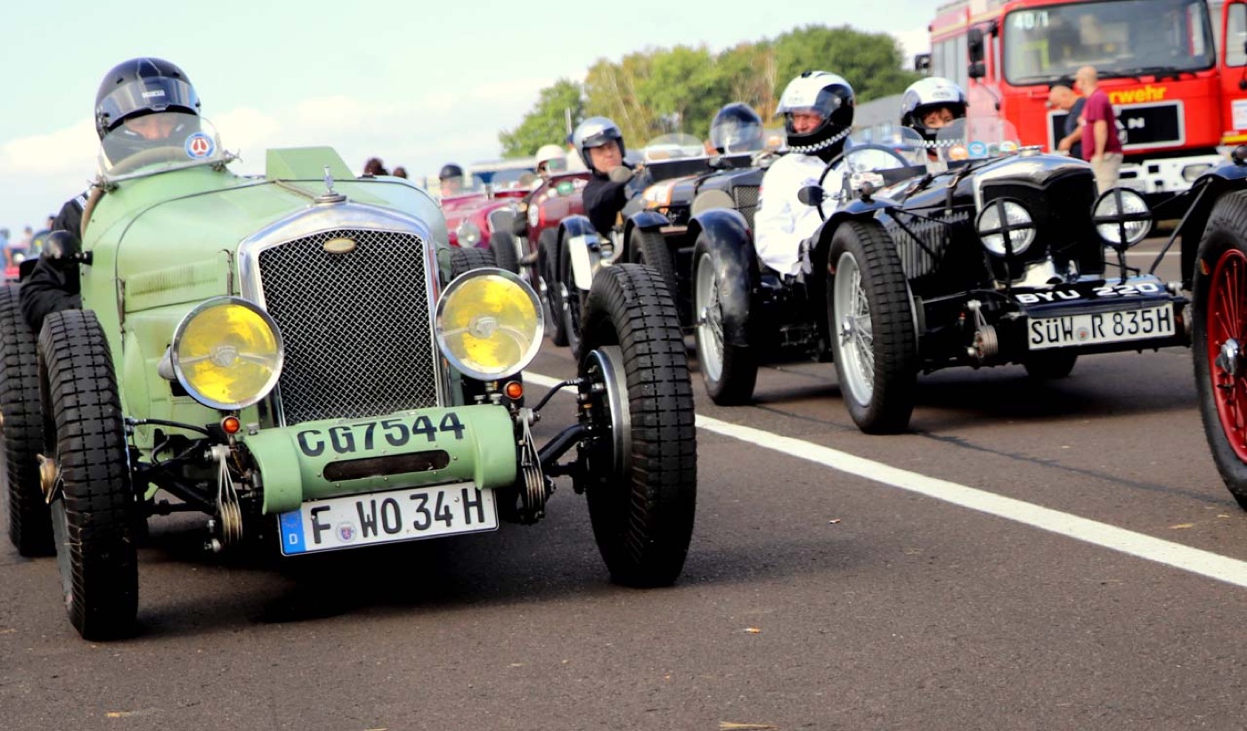 Historische Rennwagen in der Startaufstellung