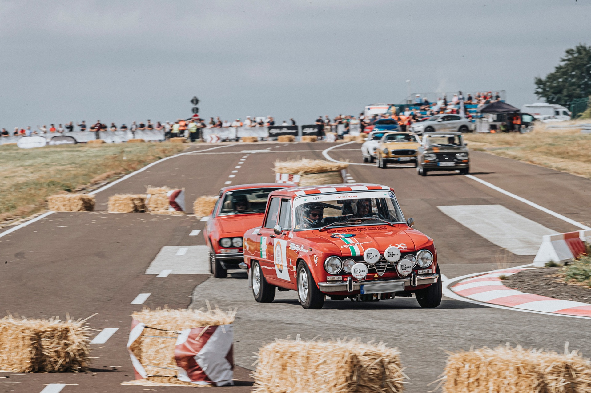 Historischer Alfa Romeo auf der Rennstrecke bei der Pista & Piloti